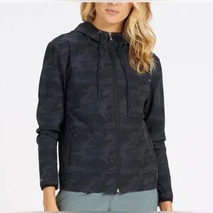 vuori outdoor trainer shell camo women